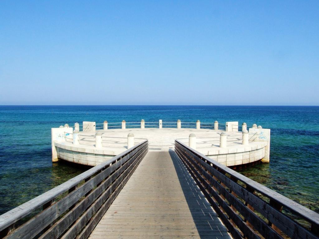 阿沃拉Casa Vacanze Robinson别墅 外观 照片